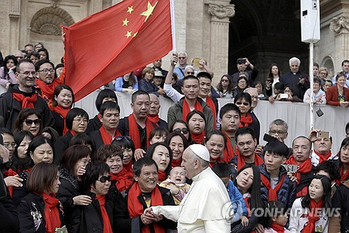 2018년 4월 성베드로 광장에서 중국에서 온 신자들과 만나 인사를 나누는 프란치스코 교황. AP 연합뉴스